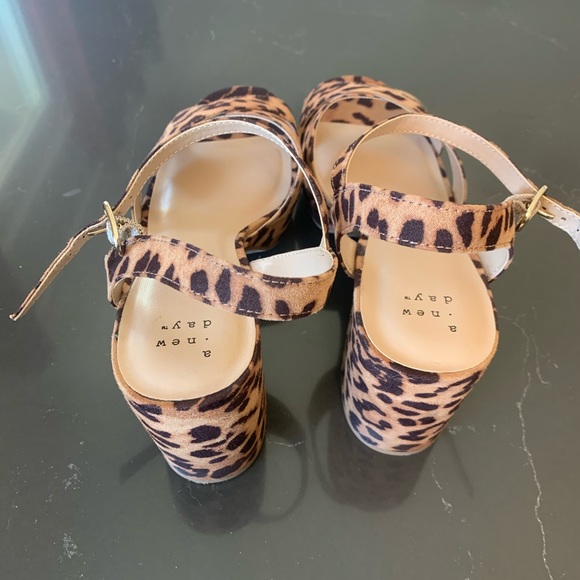 Gabriella Leopard Mid Heel Platform Pumps - Picture 4 of 4